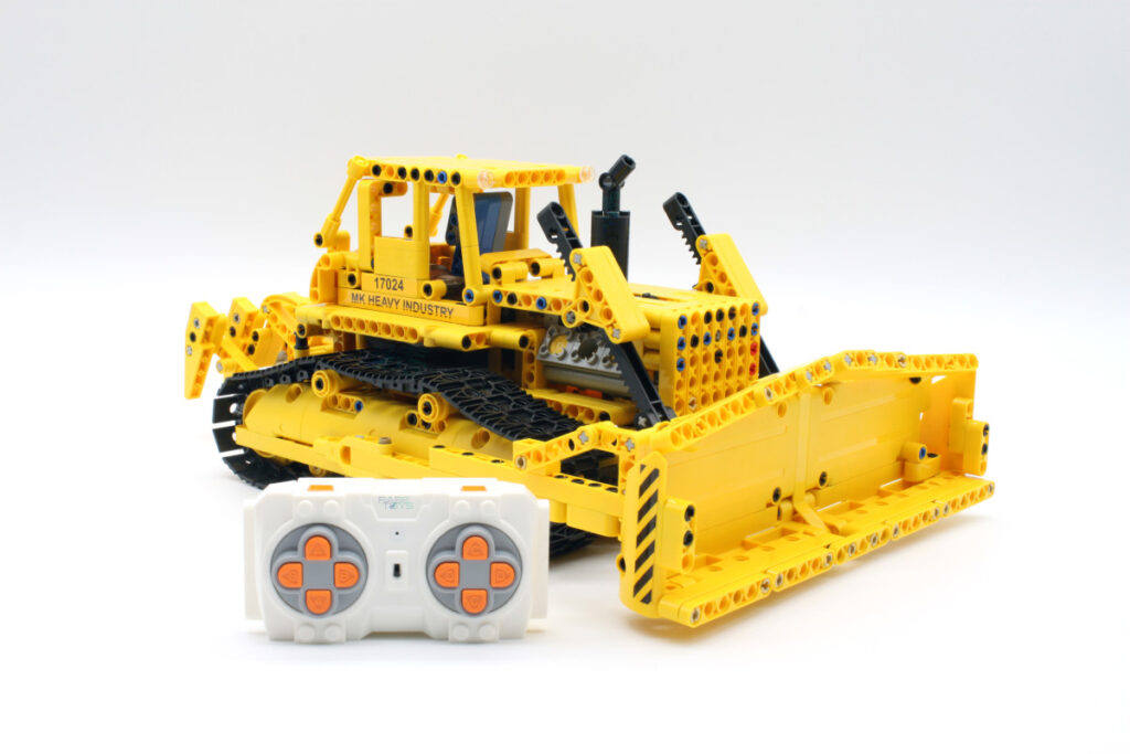 Mould King 17024 - D8K Bulldozer Planierraupe RC - Produktbild - Ansicht vorne rechts Fernbedienung