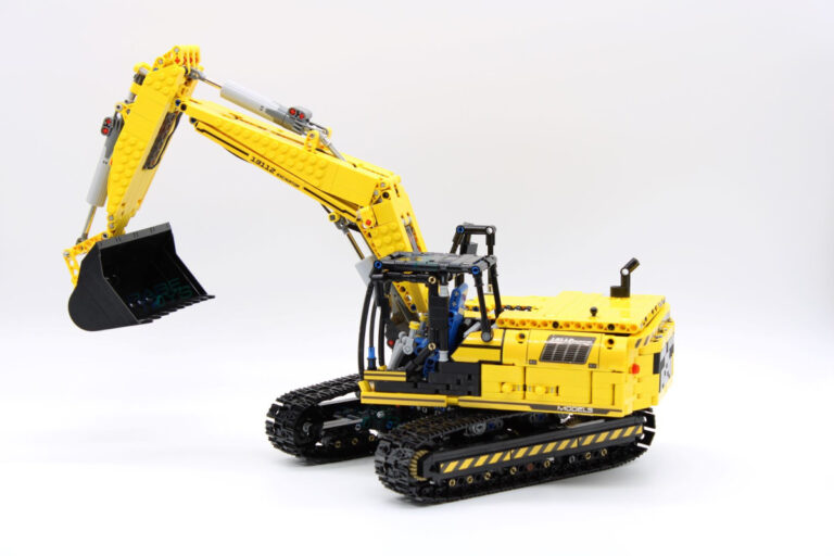 Mould King 13112 - Mechanischer Bagger RC - Produktbild - Ansicht vorne links in Aktion