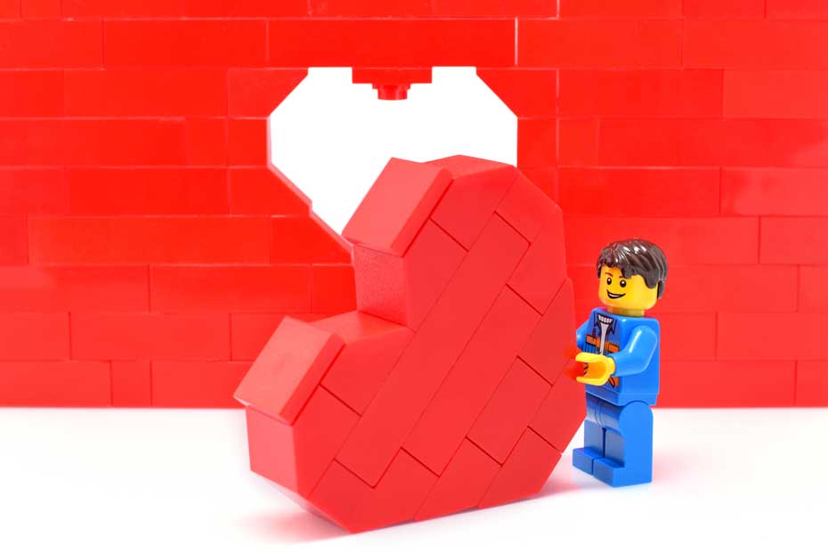Rabe Toys - Blog - Mould King Klemmbausteine für Erwachsene - Klemmbaustein Mauer mit Herz und einem Mänchen